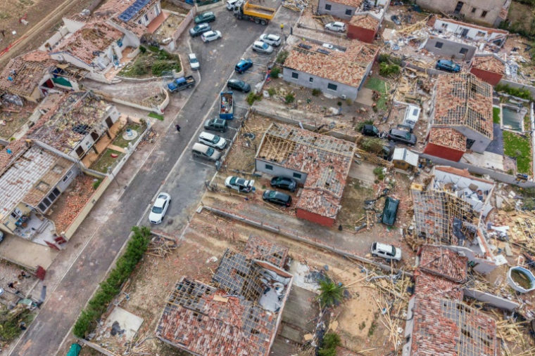 Vue aérienne de maisons dévastées par le passage d'une tornade à Pomas, dans l'Aude, le 26 août 2026 ( AFP / Idriss Bigou-Gilles )