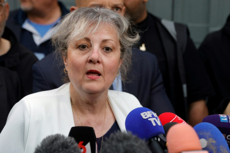 Emmanuelle Cordier, présidente de la Fédération nationale du taxi, s'exprime devant les journalistes le 24 mai 2025 à Paris ( AFP / GEOFFROY VAN DER HASSELT )