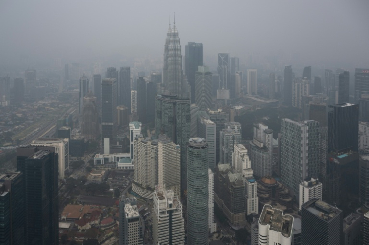 Les tours Petronas et des immeubles commerciaux enveloppés par la brume à Kuala Lumpur, le 13 octobre 2026 en Malaisie ( AFP / Mohd Rasfan )