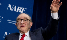 L'ex-patron de la banque centrale des Etats-Unis Alan Greenspan, lors d'une conférence à Arlington, en Virginie, le 24 février 2014. ( AFP / Saul LOEB )