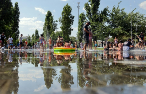 Des personnes tentent de se rafraîchir à Madrid, le 28 juin 2025, en pleine vague de chaleur  ( AFP / Thomas COEX )