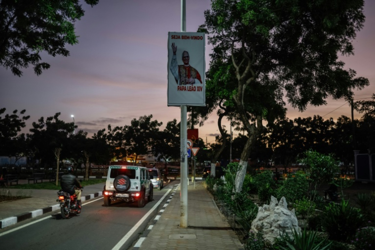 Des automobilistes passent devant une affiche souhaitant la bienvenue au pape Léon XIV avant sa visite en Angola, à Luanda, le 17 avril 2026 ( AFP / Phill Magakoe )