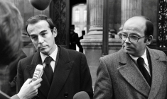 Les avocats de Roger Bontems, Robert Badinter (g) et Philippe Lemaire (d), s'adressent à la presse après avoir été reçus par le président Georges Pompidou à l'Elysée et plaidé une grâce présidentielle pour leur client condamné à la peine de mort, le 14 novembre 1972 à Paris ( AFP / - )