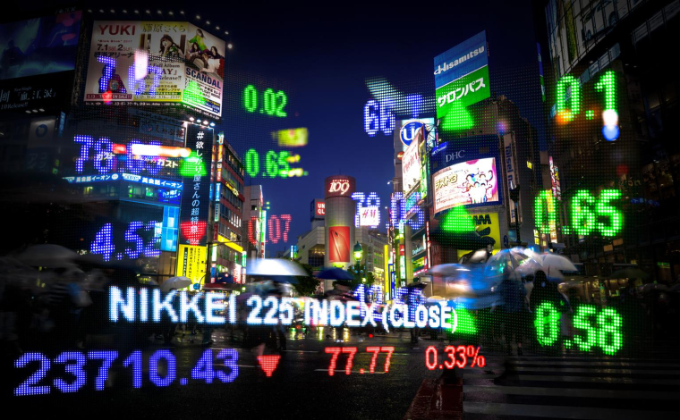 La Bourse de Tokyo signe un début d’année spectaculaire. Porté par un contexte politique clarifié et une stratégie de relance ambitieuse, le Nikkei 225 attire de nouveau les flux internationaux. ( crédit photo : Getty Images/iStockphoto )