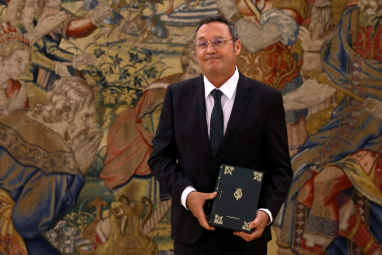Le procureur général d'Espagne, Alvaro Garcia Ortiz, tient en main le rapport annuel du parquet avant de le présenter au roi le 3 septembre 2025 au palais de la Zarzuela à Madrid ( AFP / Pierre-Philippe MARCOU )