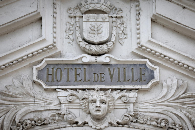 Dans une étude publiée ce lundi, l'association France urbaine estime que la loi de finances pour 2025 s'élève à 5,7 milliards d'euros sur les budgets des collectivités territoriales. Or, 2,2 milliards d'euros ont été officiellement mis en avant. ( AFP / VALENTINE CHAPUIS )