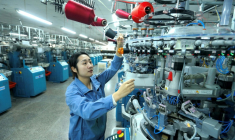 Un ouvrier utilise une machine dans une usine textile à Qingdao, dans la province du Shandong, dans l'est de la Chine, le 15 décembre 2025 ( AFP / - )