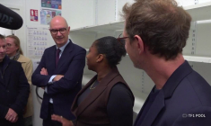 Paris : Roland Lescure visite un bureau de poste pillé