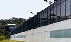 Un mur d'enceinte du centre pénitentiaire de Guyane à Cayenne, le 8 juin 2011 ( AFP / JODY AMIET )