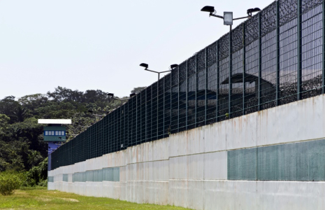 Un mur d'enceinte du centre pénitentiaire de Guyane à Cayenne, le 8 juin 2011 ( AFP / JODY AMIET )