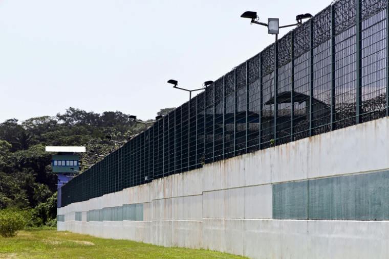 Un mur d'enceinte du centre pénitentiaire de Guyane à Cayenne, le 8 juin 2011 ( AFP / JODY AMIET )
