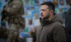 Le président ukrainien Volodymyr Zelenskiy visite un site commémoratif des soldats ukrainiens, à Kyiv