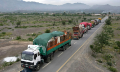 Un réfugié afghan se repose à côté de camions garés le long de la route de Landi Kotal, près de Torkham, principal point de transit entre le Pakistan et l'Afghanistan, dans la province du Khyber Pakhtunkhwa (nord-ouest du Pakistan), en attendant son expulsion vers l'Afghanistan, le 28 avril 2026 ( AFP / Abdul MAJEED )