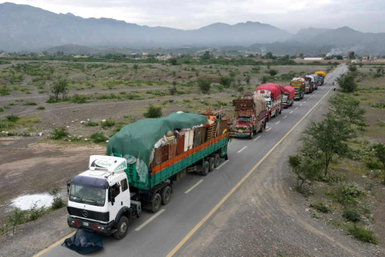 Un réfugié afghan se repose à côté de camions garés le long de la route de Landi Kotal, près de Torkham, principal point de transit entre le Pakistan et l'Afghanistan, dans la province du Khyber Pakhtunkhwa (nord-ouest du Pakistan), en attendant son expulsion vers l'Afghanistan, le 28 avril 2026 ( AFP / Abdul MAJEED )