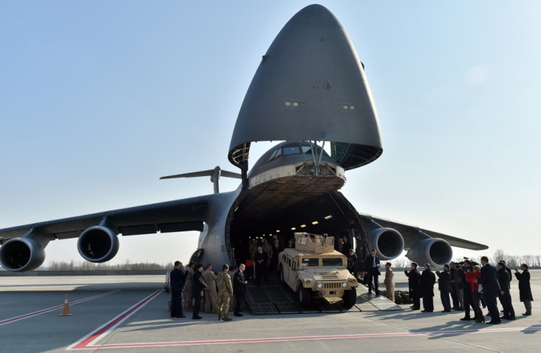 Un avion décahrge du matériel militaire américain à Kiev, le 15 mars 2015. (illustration) ( AFP / SERGEI SUPINSKY )