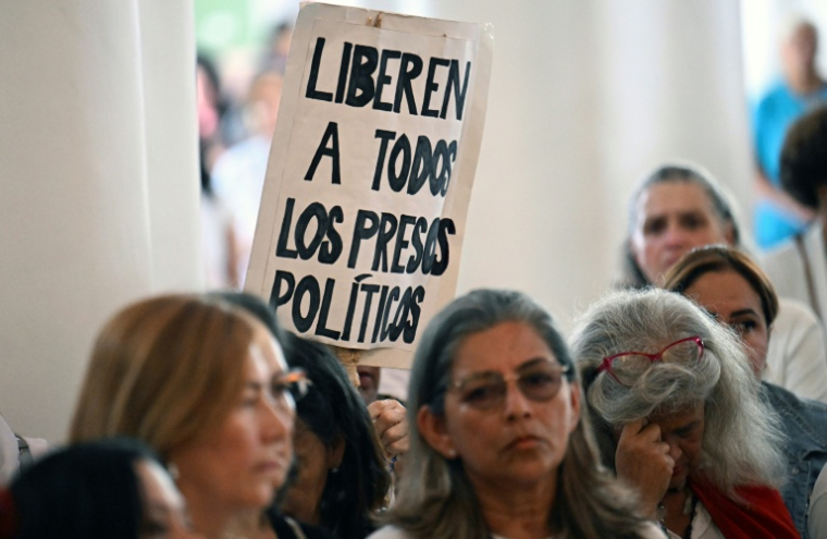 Des proches de prisonniers politiques assistent à une messe en l'honneur du prisonnier politique décédé Victor Quero Navas, à Caracas, le 15 mai 2026, au Venezuela ( AFP / Juan BARRETO )
