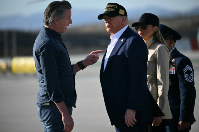 Le président américain Donald Trump et son épouse Melania sont accueillis par le gouverneur de Californie, Gavin Nesom, à l'aéroport international de Los Angeles, le 24 janvier 2025 ( AFP / Mandel NGAN )
