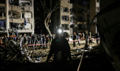 Les secours sur le site d'une frappe iranienne à Arad, dans le sud d'Israël, le 22 mars 2026 ( AFP / Ilia YEFIMOVICH )