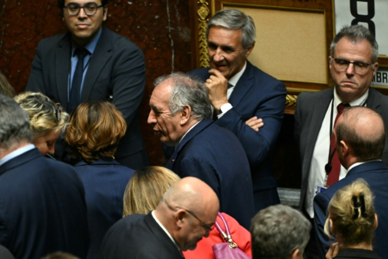 Le Premier ministre François Bayrou (c) quitte l'hémicycle de l'Assemblée nationale après le résultat du vote de confiance, le 8 septembre 2025 à Paris ( AFP / Bertrand GUAY )