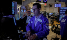 Des traders travaillent à la Bourse de New York