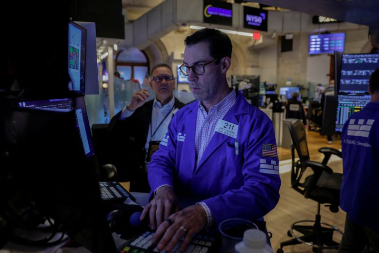Des traders travaillent à la Bourse de New York