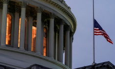 Le drapeau des États-Unis flotte au Capitole à Washington