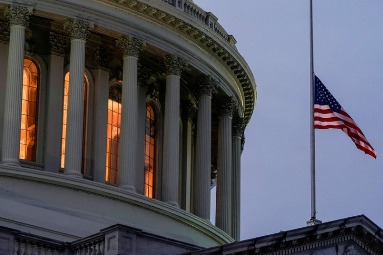 Le drapeau des États-Unis flotte au Capitole à Washington