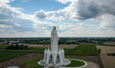 Vue aérienne de la statue de la Vierge Marie du village de Konotopie, la plus haute statue mariale d'Europe, dans le centre de la Pologne, le 22 juillet 2026 ( AFP / Wojtek RADWANSKI )