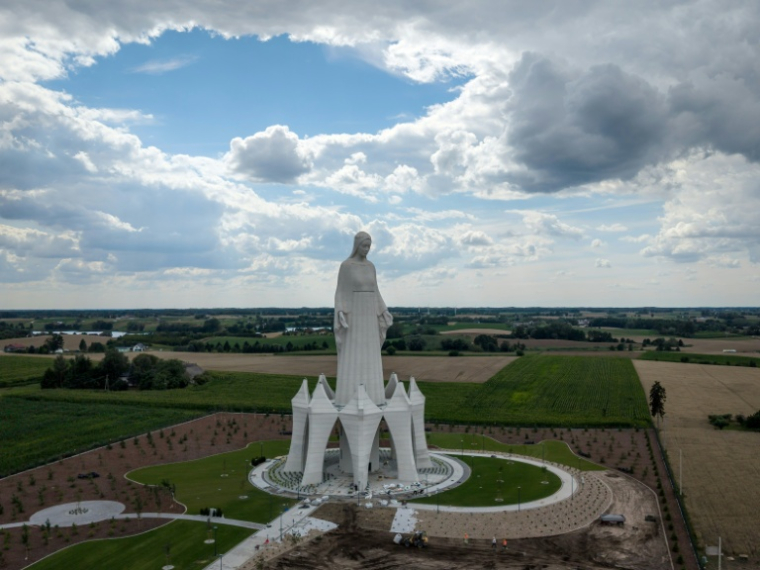 Vue aérienne de la statue de la Vierge Marie du village de Konotopie, la plus haute statue mariale d'Europe, dans le centre de la Pologne, le 22 juillet 2026 ( AFP / Wojtek RADWANSKI )