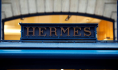 Le logo d'Hermès est visible sur une boutique à Paris