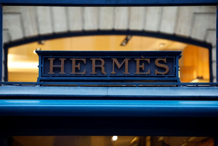 Le logo d'Hermès est visible sur une boutique à Paris