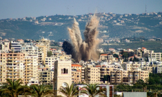 Une frappe aérienne israélienne sur la région d'al-Housh, vue depuis Tyr, dans le sud du Liban, le 12 mai 2026 ( AFP / Kawnat HAJU )
