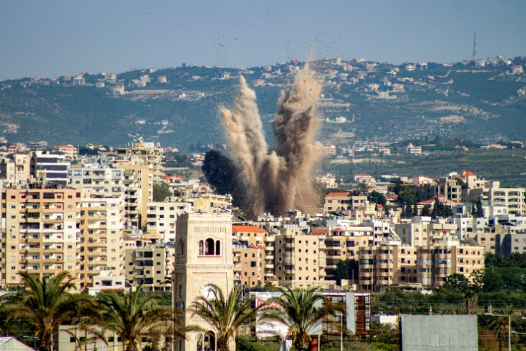 Une frappe aérienne israélienne sur la région d'al-Housh, vue depuis Tyr, dans le sud du Liban, le 12 mai 2026 ( AFP / Kawnat HAJU )