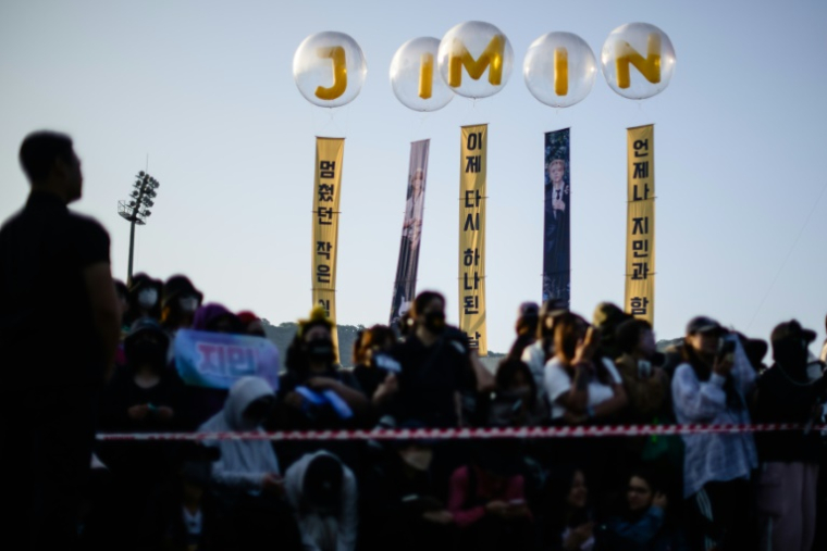 Des fans de BTS attendent d'apercevoir Jimin et Jungkook, deux membres du groupe qui ont été libérés de leur service militaire, dans le comté de Yeoncheon en Corée du Sud, le 11 juin 2025 ( AFP / ANTHONY WALLACE )