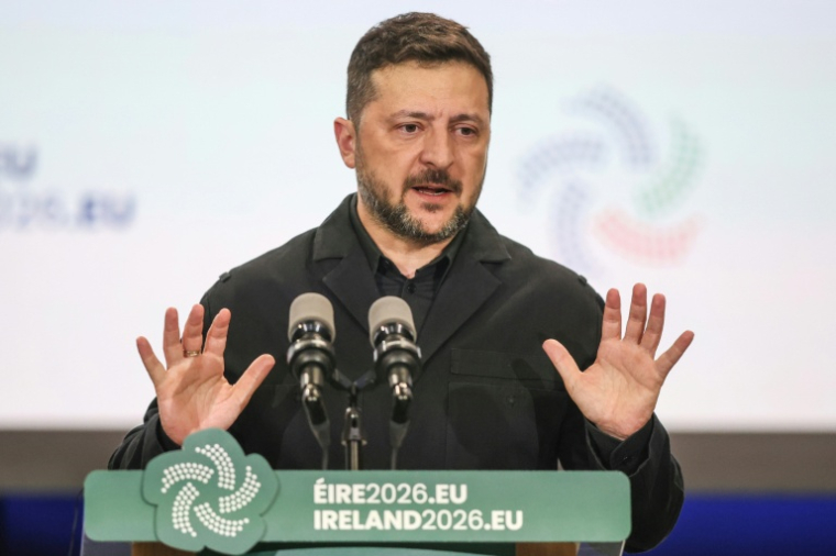 Le président ukrainien Volodymyr Zelensky s’exprime lors d’une conférence de presse après des réunions avec les dirigeants de l’UE et de l’Irlande, à l’issue d’une cérémonie marquant le lancement de la huitième présidence irlandaise de l’UE, au château de Dublin le 1er juillet 2026 ( AFP / Paul Faith )
