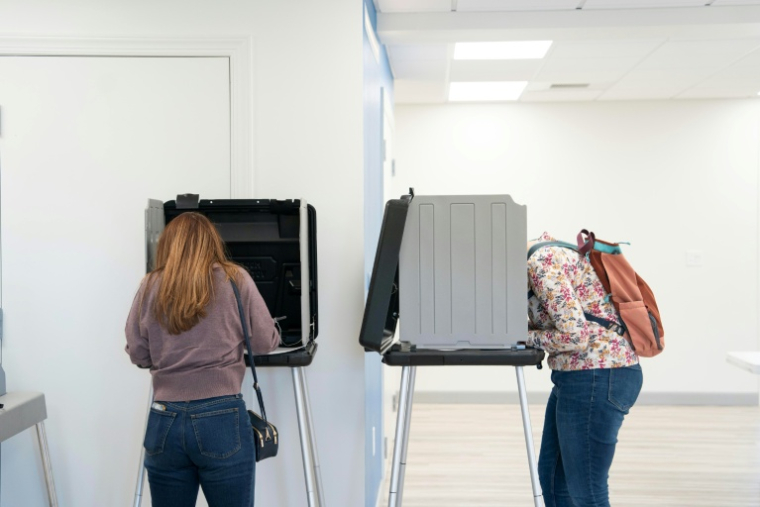 Des Américains votent lors des élections de mi-mandat le 8 novembre 2022, à Fuquay Varina, Caroline du Nord ( GETTY IMAGES NORTH AMERICA / Allison Joyce )