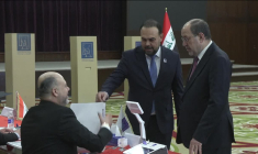 Élections en Irak: des responsables irakiens votent à l'ouverture des bureaux de vote