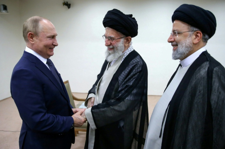 Photo transmise par les services du guide suprême iranien Ali Khamenei (C) le montrant en train d'accueillir le président russe Vladimir Poutine à Téhéran, le 19 juillet 2022 ( KHAMENEI.IR / - )