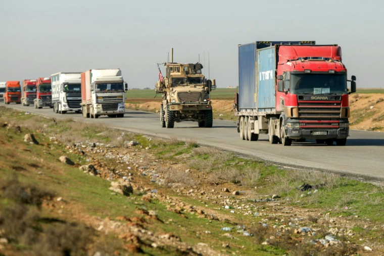 Un véhicule militaire américain à Qamishli dans un convoi lors de leur départ d'une base en Syrie, le 23 février 2026 ( AFP / Delil SOULEIMAN )