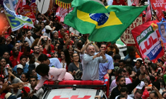 le président brésilien de gauche Luiz Inacio Lula da Silva agite le drapeau national lors d'un meeting de campagne à Rio, le 2 octobre 2026  ( AFP / Pablo PORCIUNCULA )