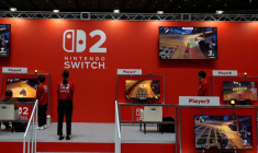 Un participant joue avec la console de jeu Nintendo Switch 2 lors d'un événement médiatique à Tokyo