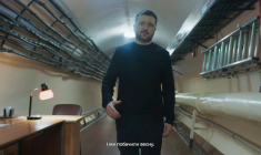 Image tirée d'une vidéo diffusée par le service de presse de la présidence ukrainienne, le 24 février 2026, montrant le président ukrainien Volodymyr Zelensky traversant son bunker tout en prononçant un discours vidéo à Kiev ( Servuce de presse de la présidence ukrainienne / Handout )