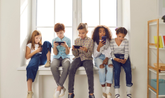 Diverses études ont montré que le fait de posséder un téléphone peut mener à une forme de dépendance. (crédit : Adobe Stock)