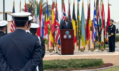 Le secrétaire américain à la Défense, Lloyd Austin, s'adresse aux forces américaines dans une base navale à Manama, à Bahreïn