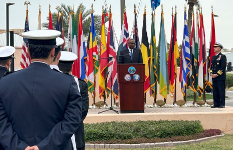 Le secrétaire américain à la Défense, Lloyd Austin, s'adresse aux forces américaines dans une base navale à Manama, à Bahreïn