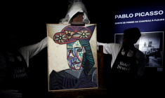 Des employés de l'Hôtel Drouot dévoilent un tableau de Pablo Picasso intitulé "Buste de femme au chapeau à fleurs" représentant Dora Maar, le 18 septembre 2025 à l'Hôtel Drouot à Paris avant la mise aux enchères de l'oeuvre le 24 octobre 2025 ( AFP / STEPHANE DE SAKUTIN )