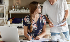Les femmes accumulent moins de patrimoine au cours de leur vie de couple parce qu'elles consacrent plus de temps que leurs conjoints au travail gratuit du foyer. Sur leur 54 heures de travail hebdomadaire, les mères consacrent les deux tiers au travail gratuit (ménage, soin aux enfants). En revanche, les pères consacrent les deux tiers de leur 51 heures de travail hebdomadaire au travail rémunéré. (Crédits photo : Adobe Stock -  )