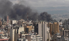 Nuage de fumée au-dessus du centre de Beyrouth après une série de frappes israéliennes