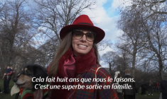 Des centaines de teckels en tenue de Noël défilent dans Hyde Park, à Londres