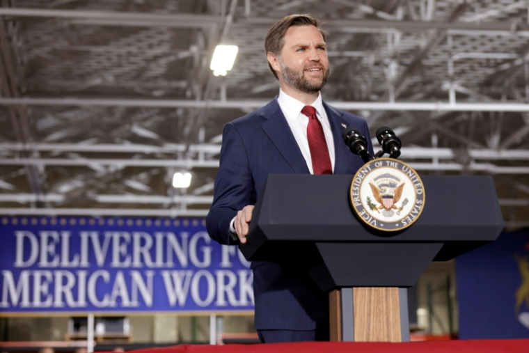 Le vice-président américain JD Vance lors d'une visite à l'usine de fabrication d'Engineering Design Services Inc. à Auburn Hills, Michigan, le 18 mars 2026 ( AFP / JEFF KOWALSKY )